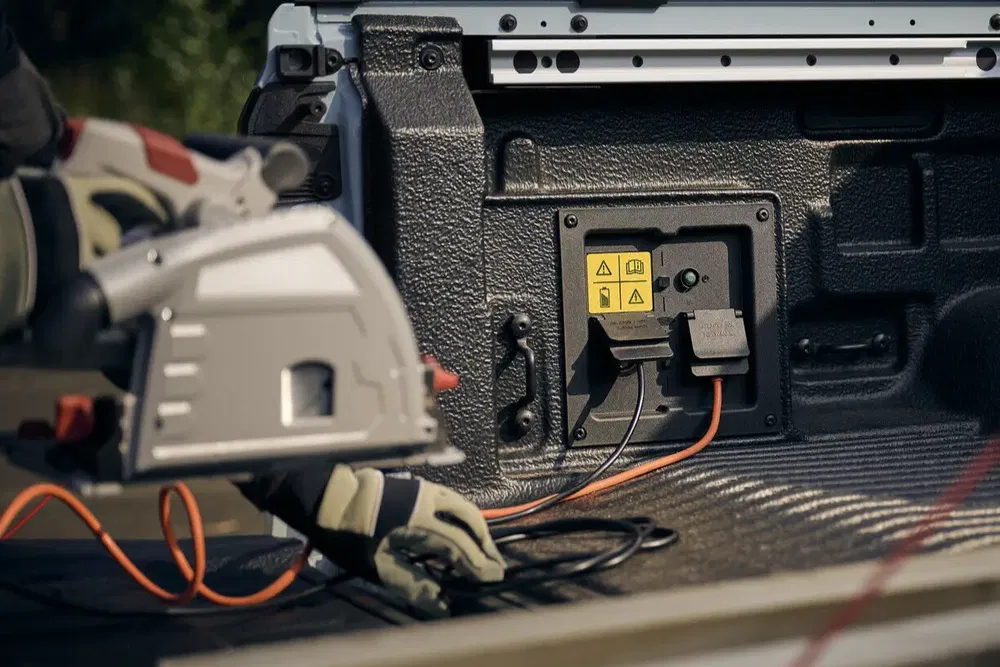 Prise d'alimentation intégrée dans une Ford F-150 Lightning pour outils électriques.