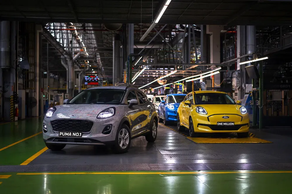 {"fr":"Chaîne de montage Ford Puma, modèles multicolores alignés en usine, éclairage industriel.","nl":"Ford Puma productielijn, kleurrijke modellen op rij in fabriek, industriële verlichting."}