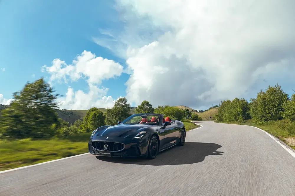 Maserati GranCabrio Trofeo 2024 dynamique sur route de montagne 3/4 avant