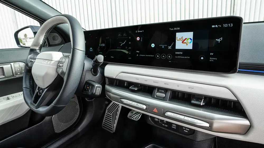 Interieur van de Kia EV6 met modern digitaal dashboard en multifunctioneel stuur.