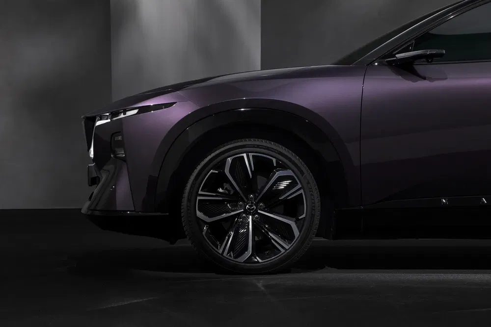 Gros plan sur le flanc avant d'un SUV électrique NIO violet moderne avec des jantes élégantes.