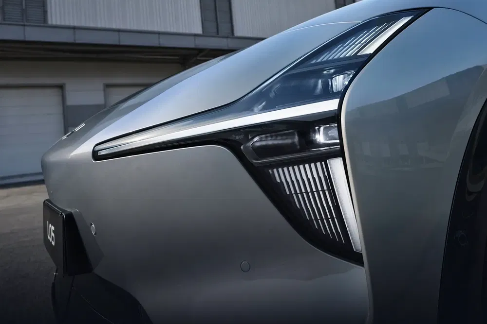 {"fr":"Phare avant élégant de la voiture HiPhi, design moderne et futuriste.","nl":"Elegante koplamp van de HiPhi-auto, modern en futuristisch ontwerp."}