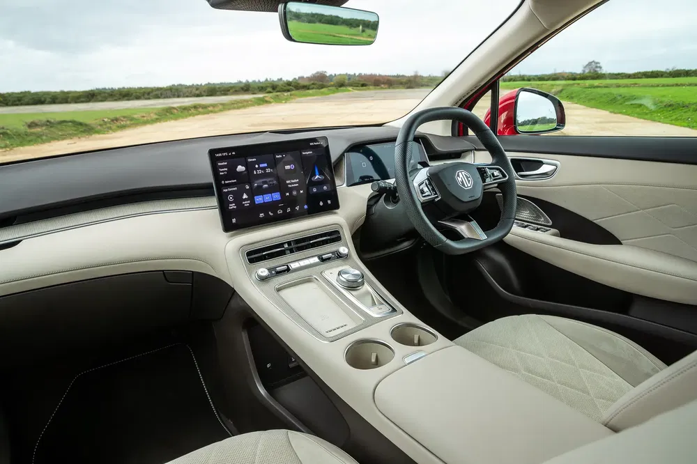 Moderne MG auto-interieur met digitaal dashboard en stijlvol stuurwiel.