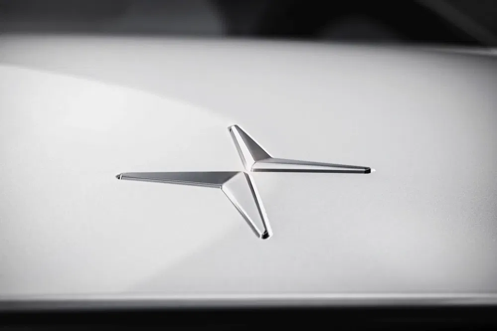 Polestar-logo op zilveren motorkap, kenmerkend symbool van het innovatieve automerk.