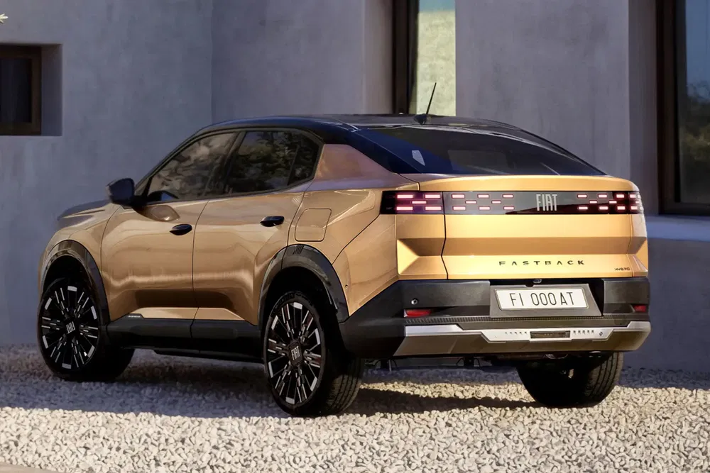 {"fr":"SUV Fiat Fastback 2023 doré stationné en extérieur sous le soleil.","nl":"Gouden Fiat Fastback 2023 SUV geparkeerd in de buitenlucht onder zonlicht."}