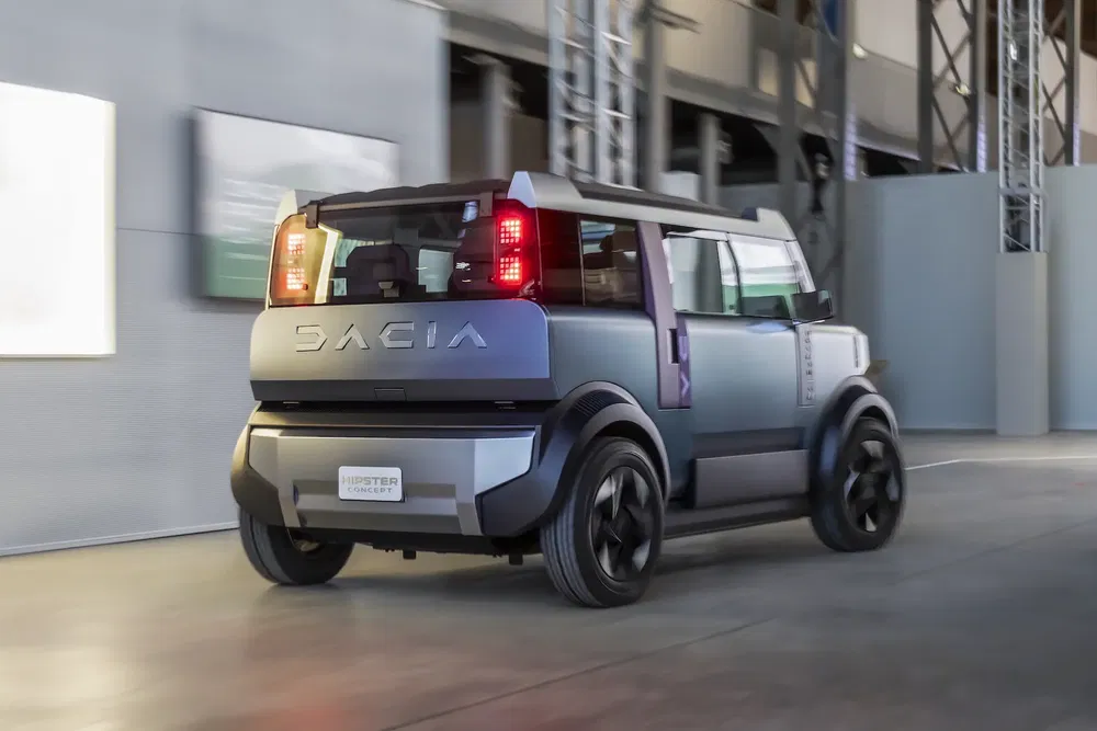 Concept car Dacia Hipster de dos dans un environnement industriel moderne.