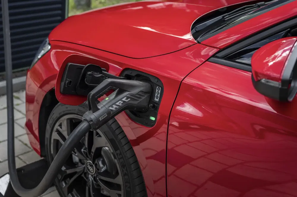 {"fr":"Voiture électrique rouge Hyundai Ioniq 5 en charge à une borne HPC.","nl":"Rode Hyundai Ioniq 5 elektrische auto laadt bij een HPC-laadstation."}