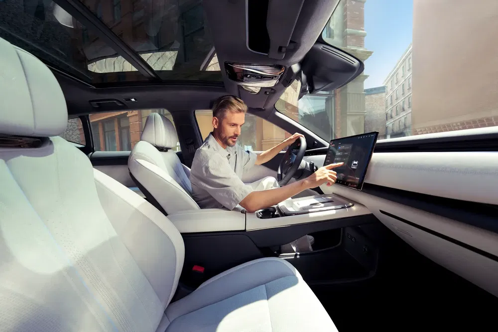 Intérieur de la BMW i7 avec toit panoramique et écran de contrôle tactile.