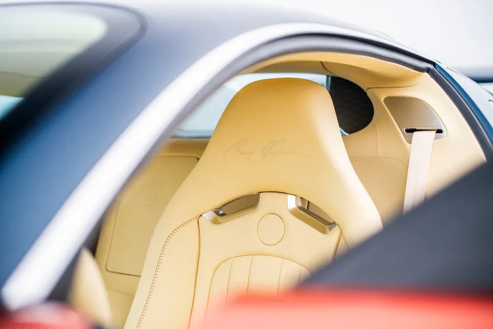 Intérieur de voiture de sport moderne avec siège en cuir beige luxueux et détails raffinés.