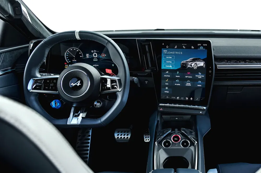 Intérieur moderne d'une Alpine avec écran tactile et volant sport.