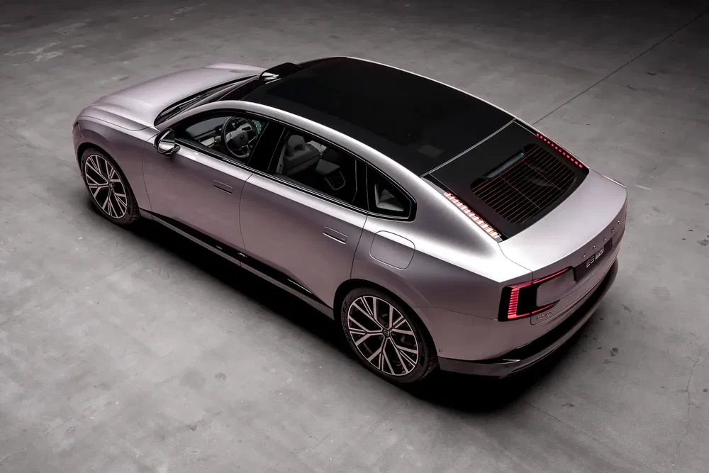 Vue aérienne d'une Polestar 5, design élégant et moderne sur fond gris.