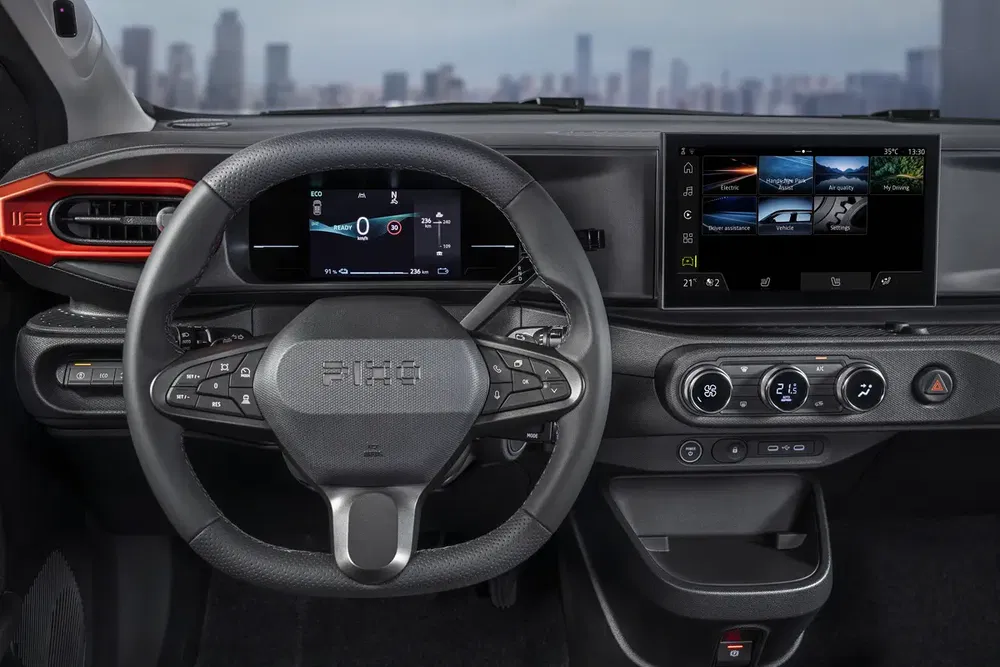 Intérieur moderne d'une voiture Fiat avec écran tactile et volant multifonction.