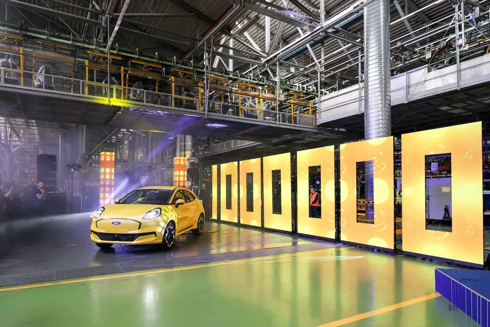 Nissan Micra jaune sort d'une usine, célébrant le millionième véhicule produit.