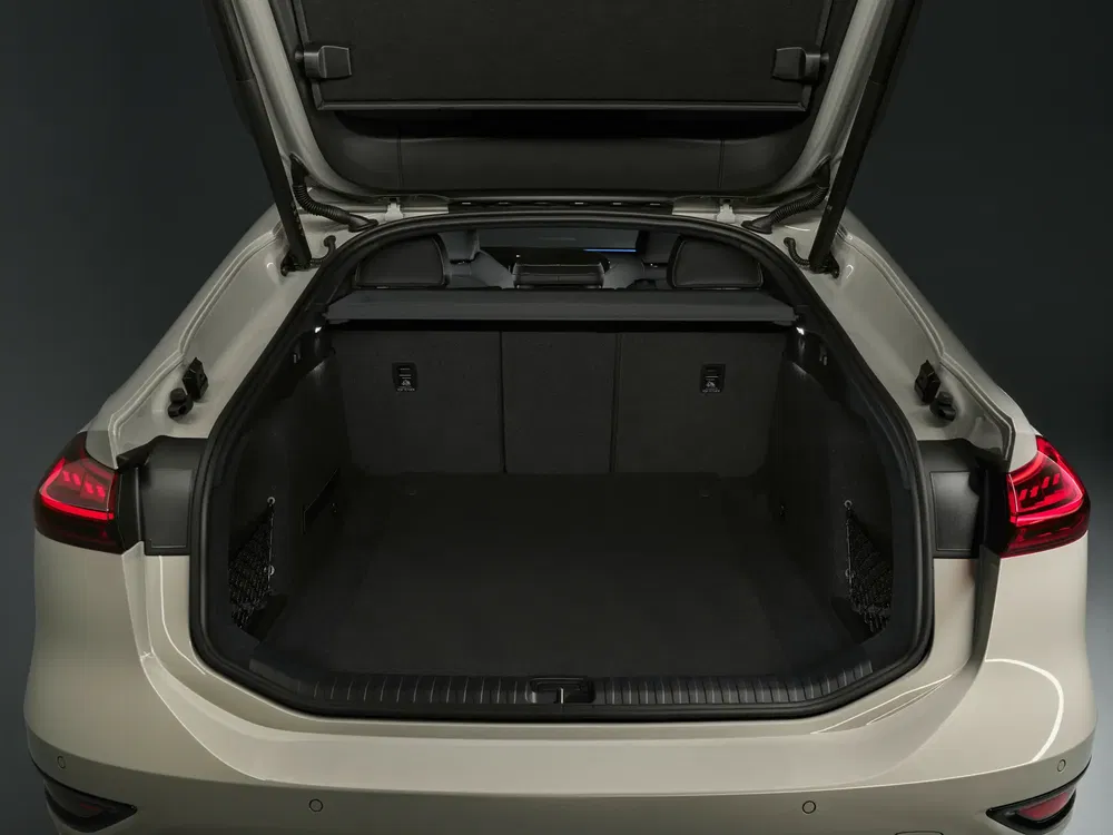 Coffre spacieux de l'Audi A3, ouvert, montrant l'intérieur entièrement vide et aménageable.
