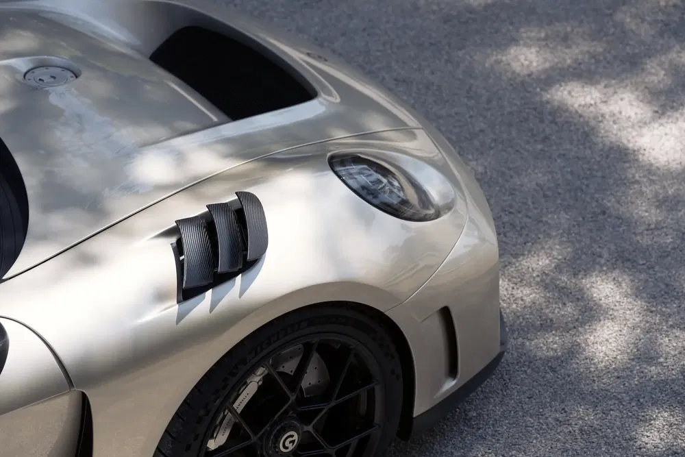 Détail de l'aile avant d'une Porsche 911 GT3 RS sur route ensoleillée.