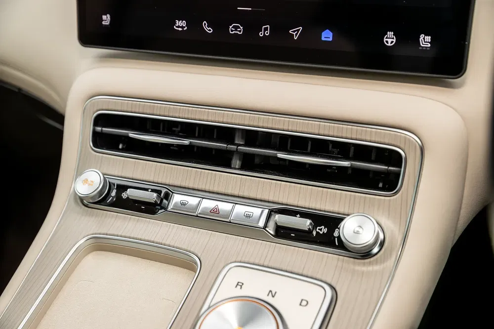 Luxe autoconsole met stijlvolle bedieningselementen en digitaal scherm.