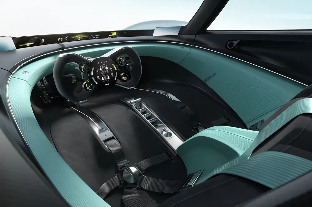 Futuristisch elektrisch auto-interieur met innovatief stuur en turquoise lederen stoelen.