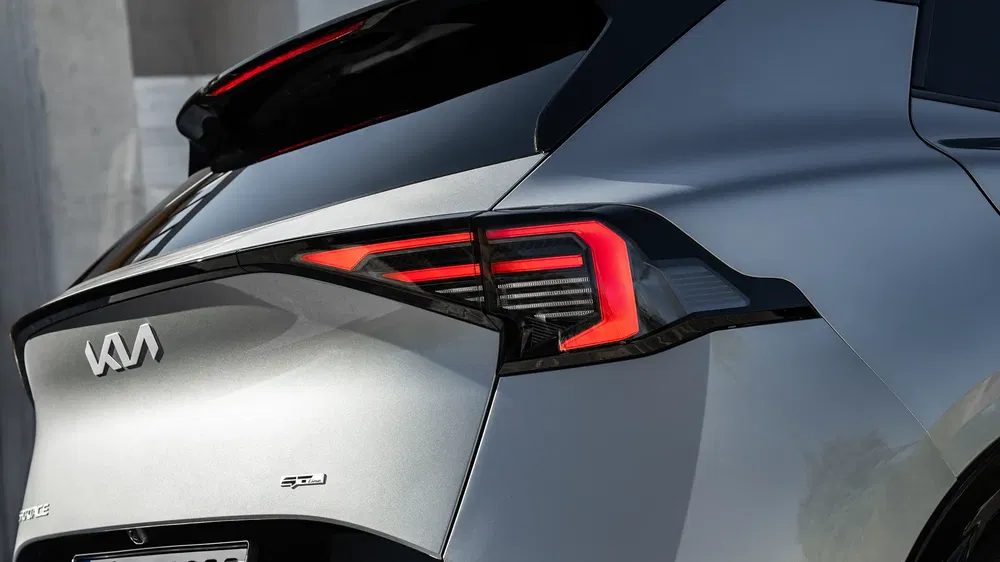 Feu arrière du véhicule Kia moderne avec design angulaire et logo distinctif.