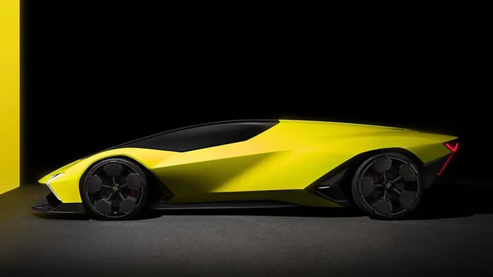 Gele Lamborghini conceptauto met futuristisch, aerodynamisch ontwerp en opvallende LED-verlichting.