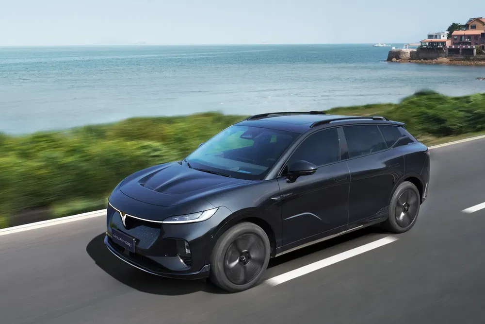 {"fr":"SUV électrique HiPhi X roulant sur une route côtière avec vue sur l'océan.","nl":"Elektrische SUV HiPhi X rijdt langs de kust met uitzicht op de zee."}