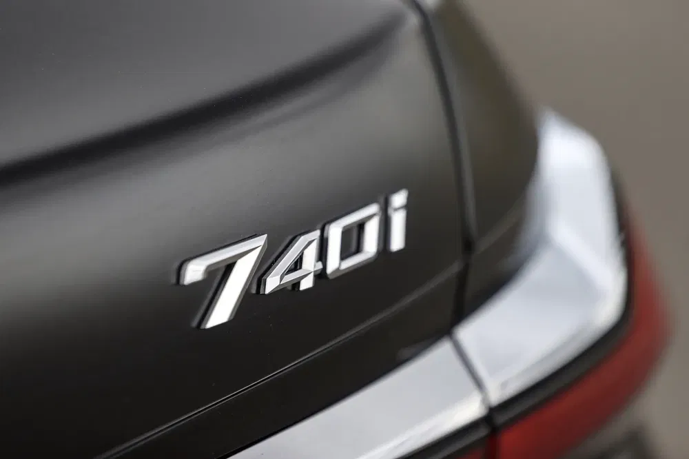 {"fr":"Détail du badge BMW 740i sur un coffre arrière élégamment conçu.","nl":"Detail van de BMW 740i-badge op een stijlvol ontworpen achterklep."}