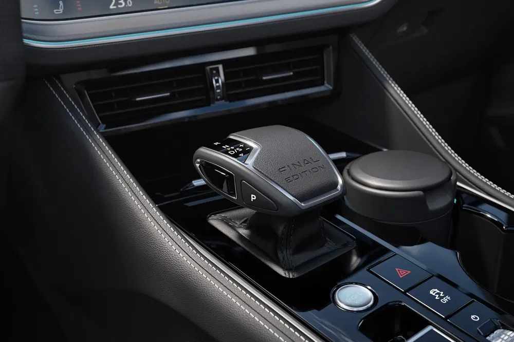 Versnellingspook Kia Final Edition, modern auto-interieur met luxe details.