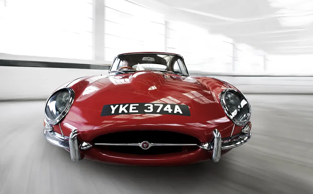 {"fr":"Jaguar E-Type rouge dans un espace lumineux, avant distinctif avec plaque YKE 374A.","nl":"Rode Jaguar E-Type in lichte ruimte, kenmerkende voorkant met nummerplaat YKE 374A."}