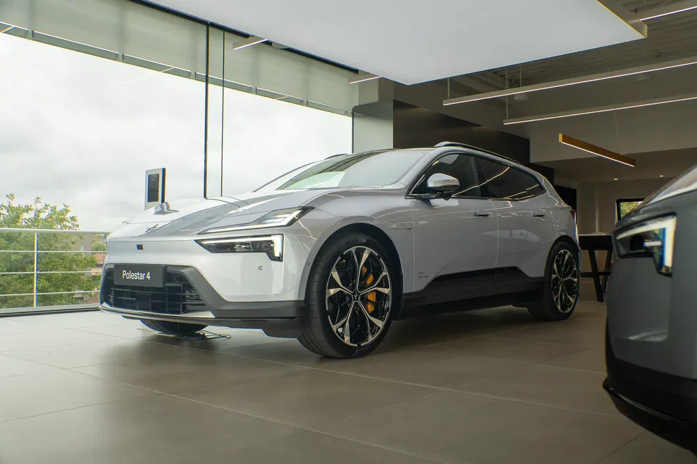 SUV Polestar 4 argenté exposé dans un showroom moderne avec design avant élégant.