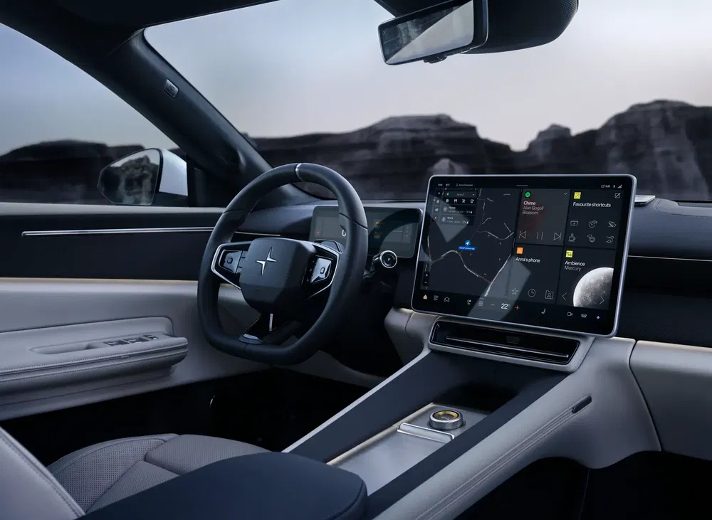 Intérieur high-tech de la Polestar 2 avec tableau de bord numérique et écran tactile moderne.