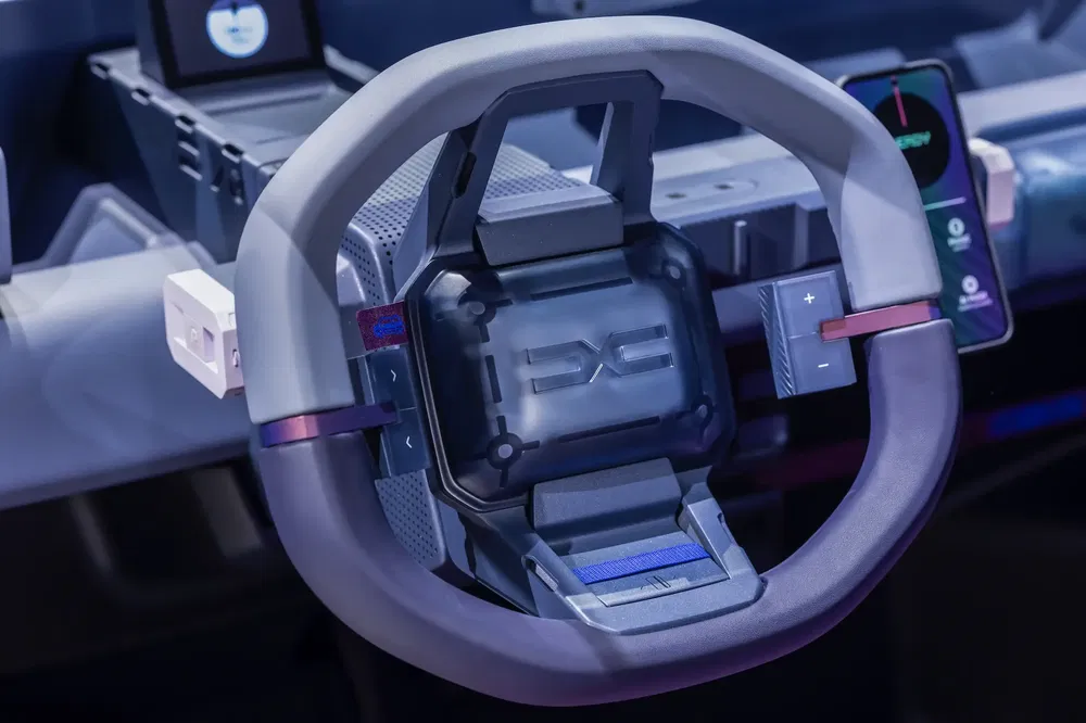 Volant innovant de concept car futuriste avec écran de contrôle intégré.