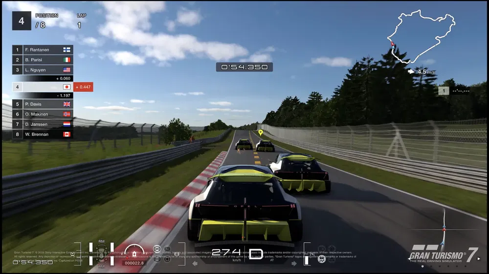 Screenshot van Gran Turismo 7 met een autorace op de Nürburgring.
