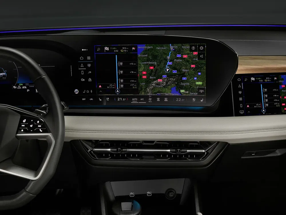 Intérieur d'une Volkswagen ID.7 avec tableau de bord numérique et écran de navigation lumineux.