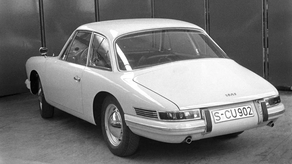 Retro Porsche 911 prototype toont de kenmerkende achterkant en klassieke rondingen.