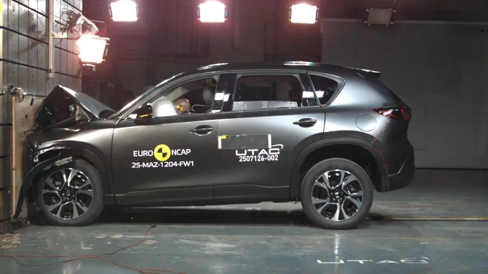 Mazda CX-5 2025 ondergaat een frontale crashtest door Euro NCAP voor veiligheid.