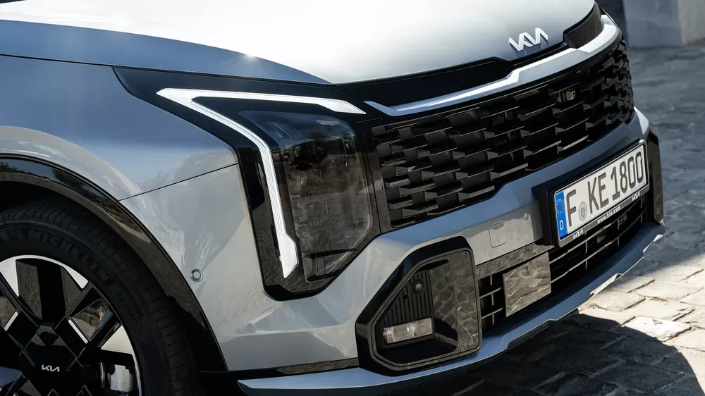 Calandre avant du Kia Sportage avec phares LED modernes en gros plan.