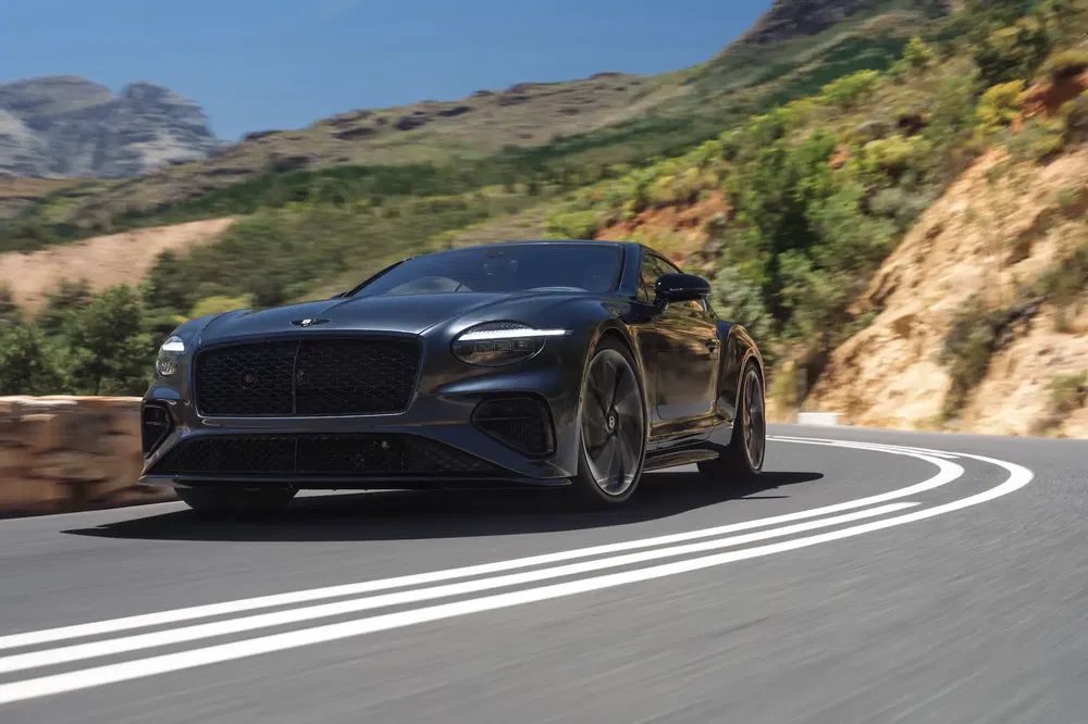 {"fr":"Bentley Continental GT roulant sur une route sinueuse de montagne, design élégant et puissant.","nl":"Bentley Continental GT rijdt op kronkelende bergweg, elegant en krachtig ontwerp."}
