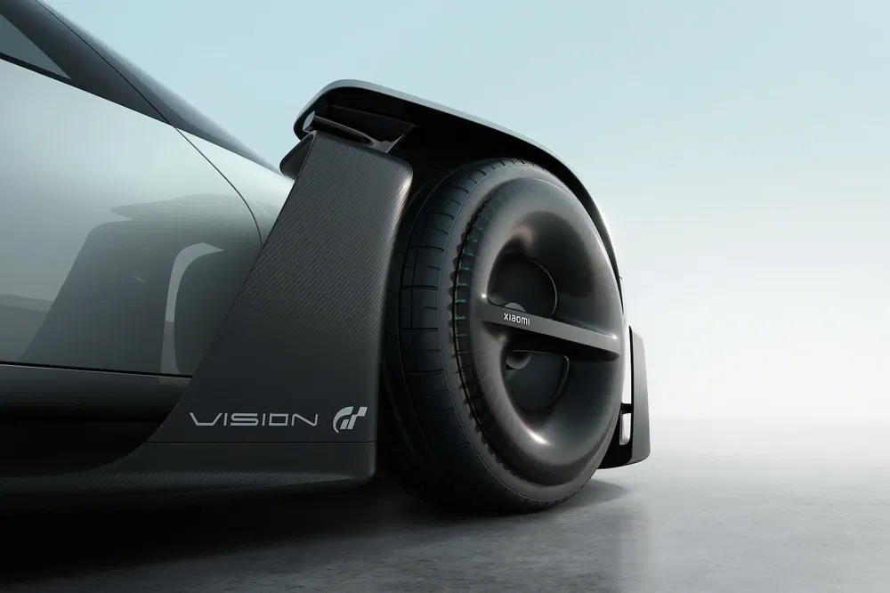 Close-up van het voorwiel van een Xiaomi Vision GT conceptauto op een lichte achtergrond.