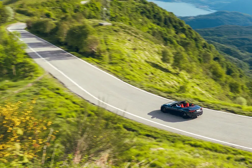 Maserati GranCabrio Trofeo 2024 dynamique sur route de montagne