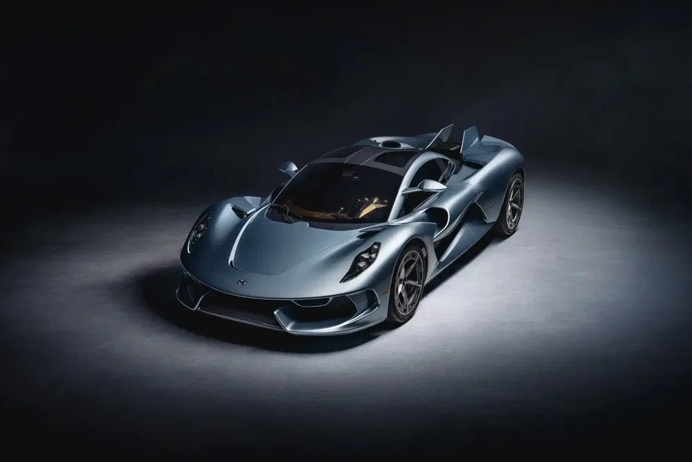 Hypercar Lotus Evija argentée sur fond noir, design aérodynamique élégant.