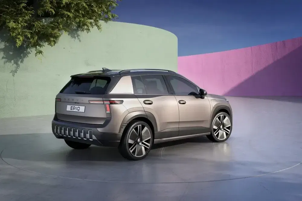 Renault Scenic E-Tech elektrisch, achteraanzicht, kleurrijke achtergrond, modern en strak design.