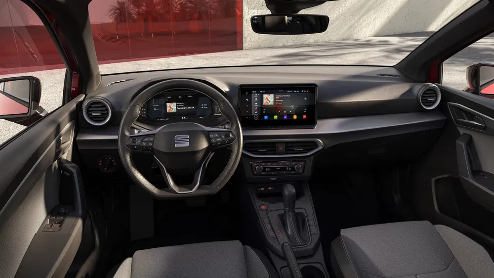 Moderne interieur van SEAT met centraal touchscreen en ergonomisch stuur.