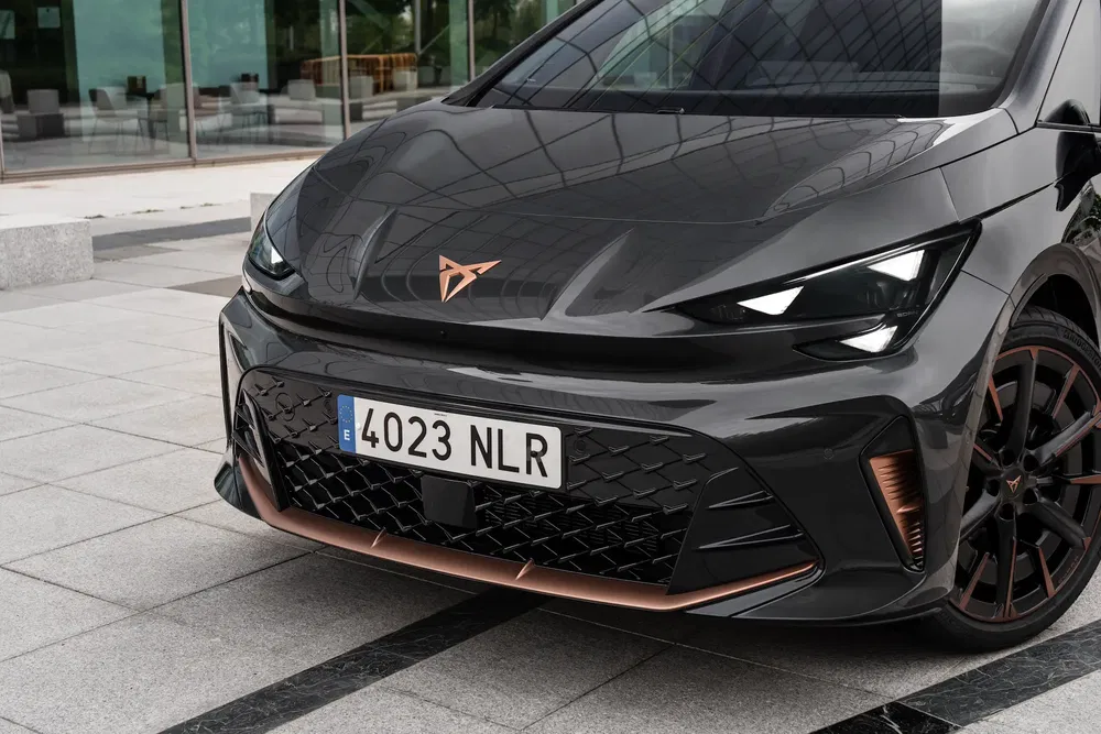 Vue avant d'une Cupra Born électrique, design élégant avec détails cuivrés distinctifs.