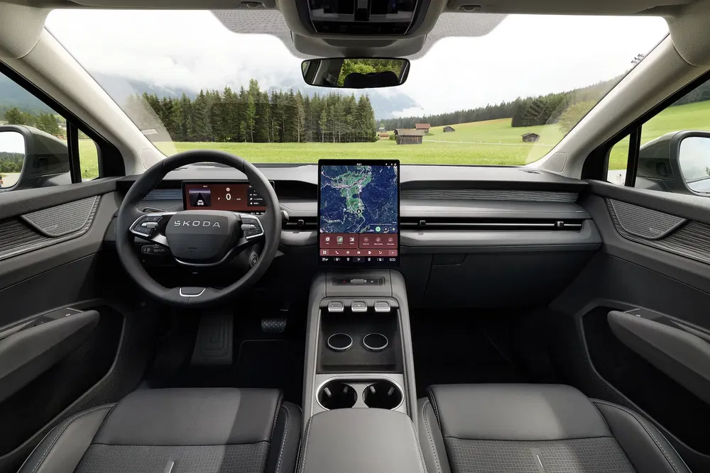 Interieur van Skoda met digitaal dashboard en groot centraal scherm.