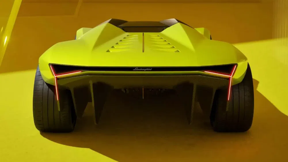 Achteraanzicht van een felgele Lamborghini conceptauto met futuristisch, aerodynamisch ontwerp.