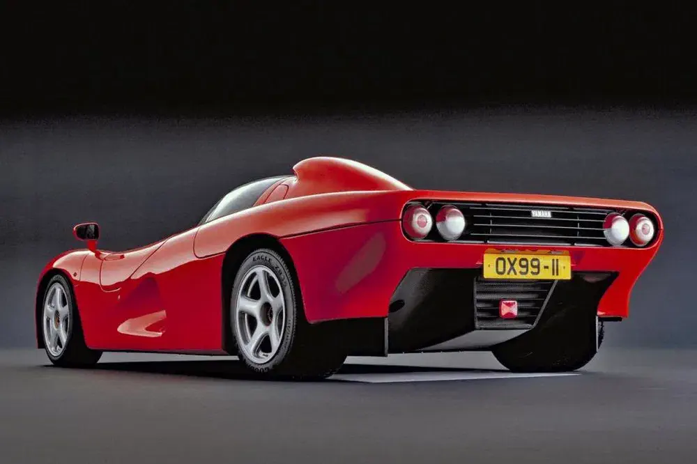 Italiaanse rode supercar, Alfa Romeo 164 Procar, achteraanzicht, donker verlicht.