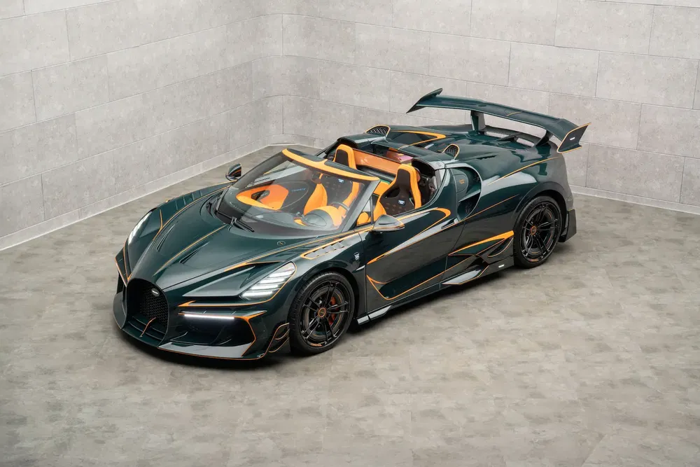 Voiture de sport Bugatti à toit ouvert, intérieur orange, design moderne et aérodynamique.