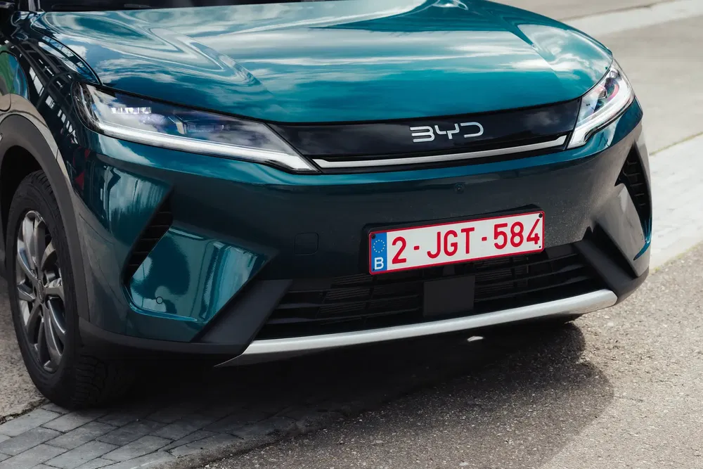 {"fr":"Voiture BYD verte garée avec plaque belge, vue avant moderne et élégante.","nl":"Groene BYD-auto met Belgische nummerplaat, moderne en elegante vooraanzicht."}