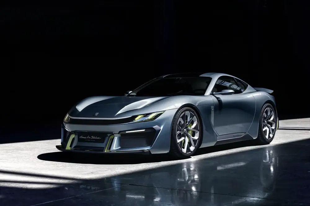 Concept car électrique Hyundai N Vision 74 au design futuriste exposé en studio.