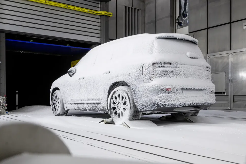 {"fr":"SUV enneigé dans un centre de test climatique simulateur de froid extrême.","nl":"Besneeuwde SUV in klimaatonderzoekscentrum voor extreme koude simulatie."}
