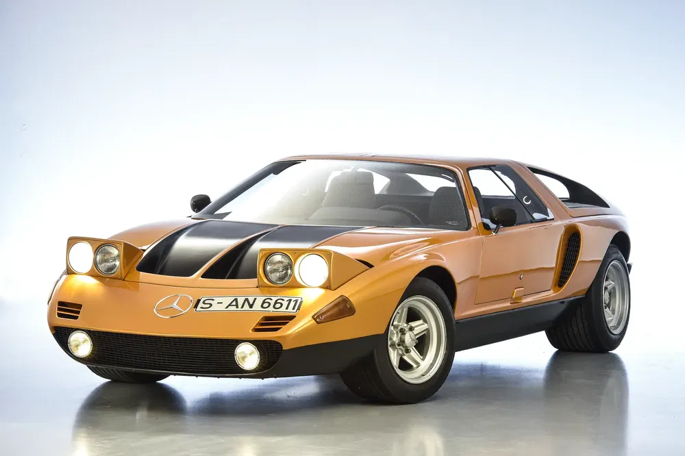 Prototype Mercedes-Benz C111 orange avec phares escamotables et lignes aérodynamiques distinctives.
